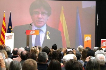 Carles Puigdemont interviene desde Bruselas en el mitin de Junts per Catalunya de este sábado.