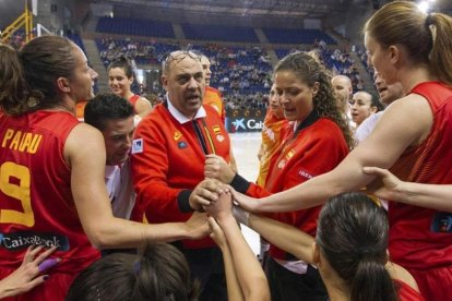 El técnico Lucas Mondelo, en un tiempo muerto con la selección