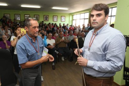 El socialista Sergio Álvarez, con el bastón de mando municipal en un salón de plenos abarrotado.