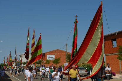 Los pendones leoneses recorrieron ayer las calles de Santa María del Páramo. MEDINA