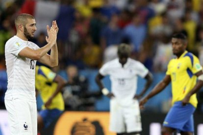 El delantero francés Karim Benzema al término del partido Ecuador-Francia.