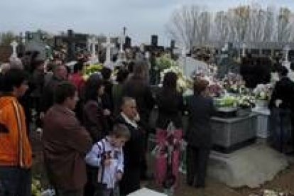 Los vecinos llenaron el cementerio de Moscas para rezar por sus difuntos