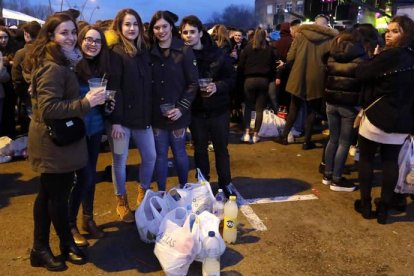 Jóvenes en la espicha de ayer de Industriales.