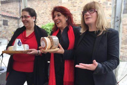 Mercedes González Rojo, Victorina Alonso y Marta Taboada inauguran la feria.