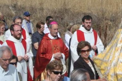 Los frailes, junto al obispo, durante la fiesta del lunes.