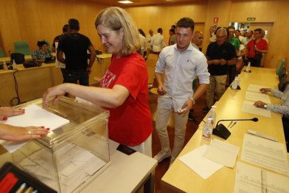 Margarita Torre, en la tarde de este martes durante las votaciones en la Junta Electoral. RAMIRO