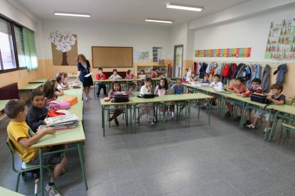 Un grupo de niños, dentro de su aula del colegio, ayer, en el primer día de clase.