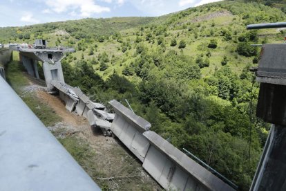 Desplome del viaducto del Castro, en la subida a Piedrafita de la A-6 en Vega de Valcarce. DE LA MATA