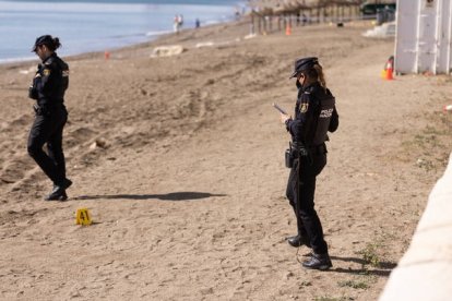 Una patrulla de la Policía Nacional fue la que detuvo a los tres hombres en la playa de Málaga. CARLOS DÍAZ