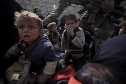 Un grupo de niños refugiados tras huir de la ciudad de Mosul.