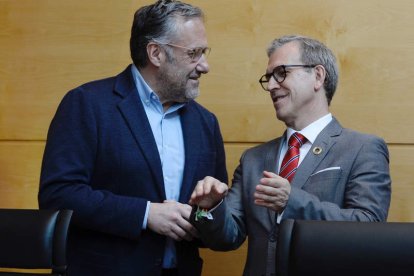 Veganzones junto a Carlos Pollán antes de su intervención. NACHO GALLEGO