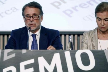 El presidente de Planeta, José Creuheras, y Carmen Posadas, miembro del jurado del premio.