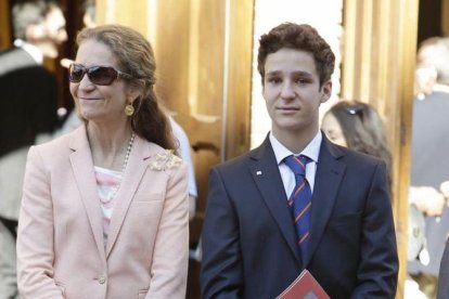 La Infanta Elena de Borbon y su hijo mayor, Felipe Juan Froilan de Marichalar.