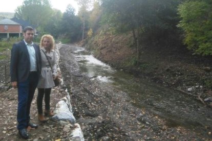 El edil de Medo Rural, Iván Alonso, y la pedánea de San Esteban, Antonia Merayo, en el cauce fluvial. DL