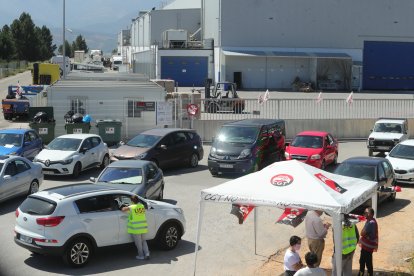 Los trabajadores de LM impiden con sus vehículos la salida de palas eólicas de la planta del polígono La Llanada, en Ponferrada. L. DE LA MATA