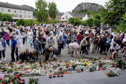 Varias personas colocan velas y flores en Namsos, Noruega.