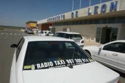 Imagen reciente de taxis de Valverde y San Andrés en el aeropuerto