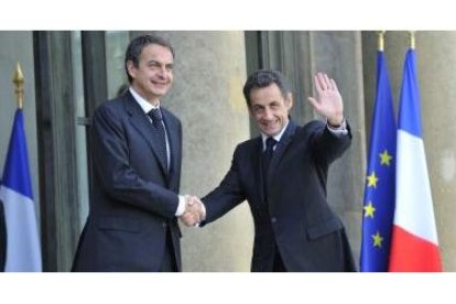 Sarkozy recibe a Zapatero, a su llegada al Elíseo, antes de asistir al funeral del gendarme.