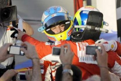 Fernando es felicitado por su compañero Massa en Bahrein.