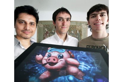 Andrés Cortés y los hermanos Nicolás y Diego Palacios, creadores del videojuego.