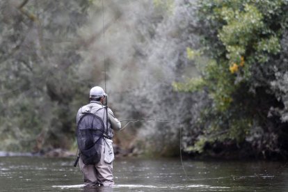 La temporada de pesca en los ríos leoneses tendrá que esperar para su inicio.