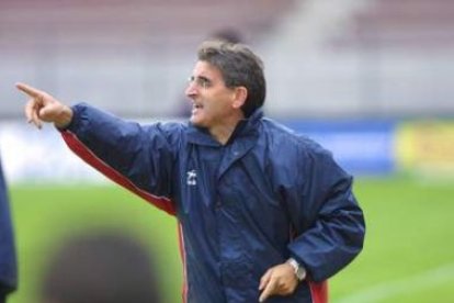 Simón Pérez, entrenador del Atlético Bembibre, dando instrucciones a sus jugadores