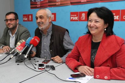 Ibán García del Blanco, Antonio Vega y Ángela Marqués, ayer en la sede del PSOE.