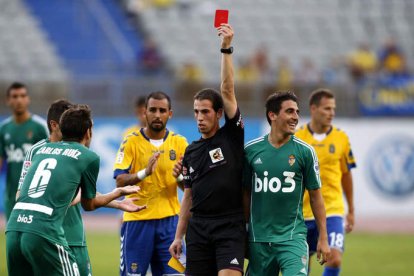 Carlos Ruiz pide explicaciones al colegiado gallego Pérez Pallas después de que éste le sacara la segunda tarjeta amarilla del partido poco antes de llegar al final de la primera parte del encuentro.