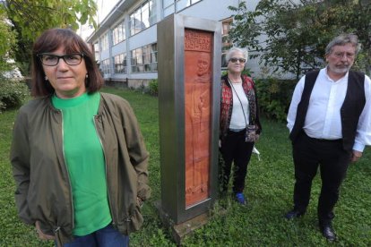 Pepi, antigua alumna y profesora del colegio Virgen de la Peña, Yolanda Busto, fundadora del centro, y Melchor Moreno, profesor jubilado y exadministrador. ANA F. BARREDO