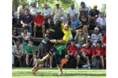 Final de la mejor lucha, el mayor honor, en ligeros, con Ibán Sánchez y Víctor Llamazares.