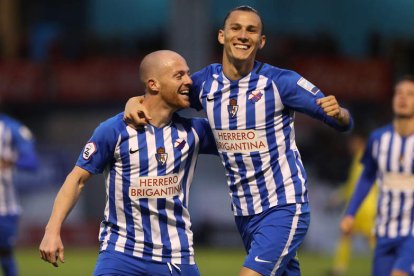 Isi y Son celebran el gol del primero, que abría la victoria de la Ponferradina ante el Navalcarnero el pasado sábado. L. DE LA MATA