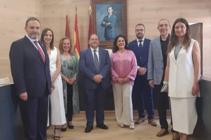 Foto del equipo de gobierno del PP de La Bañeza. DL