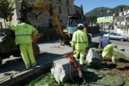 Los operarios municipales derribaron el monolito durante la mañana