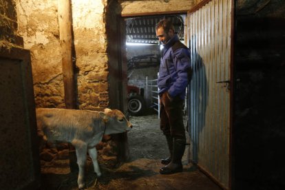 Quim Torra, ayer, tras su conversación telefónica con Sánchez. ENRIC FONTCUBERTA