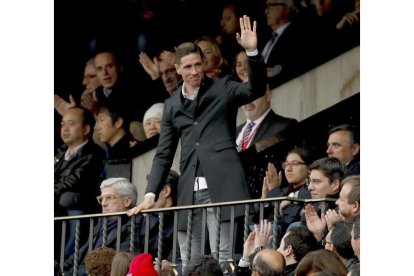 Torres, que vio el partido desde el palco, recibió el apoyo de los aficionados del Atlético. JUANJO MARTÍN