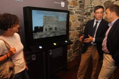 El director general de Patrimonio (centro) explica en el castillo la muestra a Riesco y a Téllez.