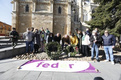 La asociación Adeler ha colocado una corona de laurel en la placa que recuerda en León a cada uno de los enfermos afectados por enfermedades raras. MARCIANO PÉREZ