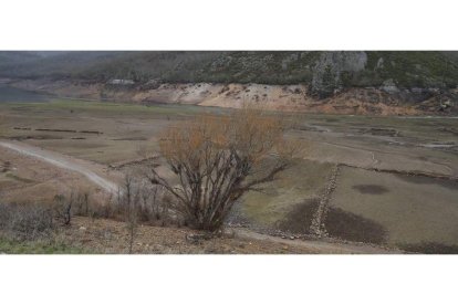 Imagen del pantanto de Barrios de Luna tomada ayer. RAMIRO