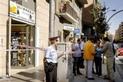 La policía acordonó ayer la librería en la que se halló el cuerpo