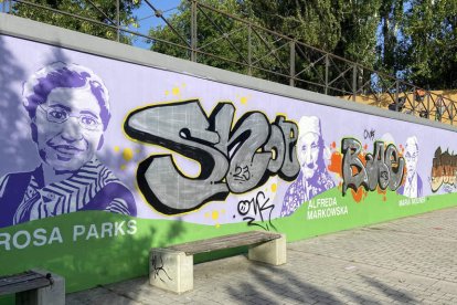 Los vándalos taparon con sus pintadas el mural feminista junto al Parador de San Marcos. RAMIRO