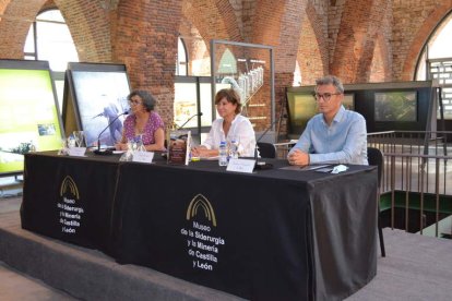 Ana Gaitero, Nativel Preciado y el director del museo, Roberto Fernández. J.M.C