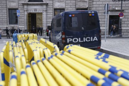 Varias vallas colocadas a las puertas del Congreso de los Diputados, este lunes. MARISCAL / AGENCIA EFE