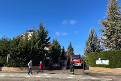 Un momento de la intervención de los bomberos en Villanueva del Árbol. BOMBEROS DE LEÓN