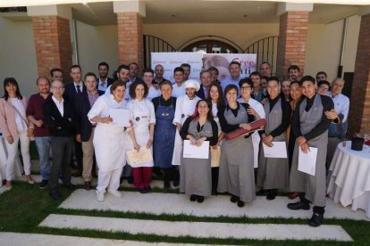 Ayudantes de cocina, empresarios y profesionales de la hostelería, ayer, en la entrega de diplomas. DL