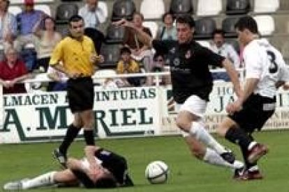 Jorge Cabeza, con el balón en los pies, trata de irse del jugador del Real Unión de Irún Zarzuelo