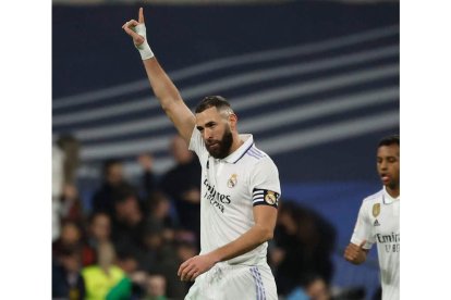 Benzema celebra uno de sus dos goles anotados frente al Elche. MARTÍN