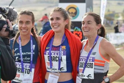 Marta García, en el centro, ganó en el cross corto. GASPAR LUNA