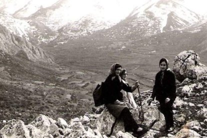 La caza del lobo era una fiesta para los pueblos. En la segunda fotografía del centro, cedida por Miguel A. González, Castañón, se ve a un grupo de niños y niñas junto a un carro en el que se transporta a un lobo muerto, matado por uno de los vecinos. «Era costumbre que cuando se mataba a un lobo se paseara por los pueblos y los vecinos premiaban al cazador agasajándolo con propinas y con comida». La fotografía, captada en Valverde del Curueño por el cura del pueblo, inmortaliza el instante en el que los niños y niñas participan de la celebración. El grupo de escolares fotografiados por el párroco don Antonio en los años 65 y 67 en Valverde del Curueño, reflejan una vida ahora impensable en la zona rural, sin relevo poblacional y sin niños y niñas que jueguen en grupo en las calles con madreñas, como las que llevan algunos en la fotografía. «Era normal llevar zapatillas y calzarte las madreñas para ir al colegio. Recuerdo que jugábamos al futbol con ellas puestas, estábamos acostumbrados», recuerda González Castañón, que también hablará de esta costumbre en la conferencia que ofrece mañana sobre la vida en la montaña de León.