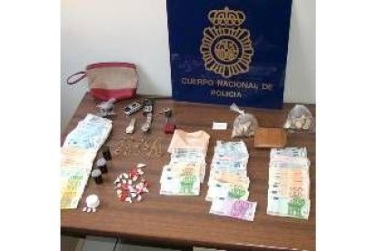 La droga en papelinas, el dinero intervenido, móviles y relojes