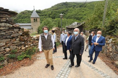 Mañueco (izquierda) durante una vista a Montes en 2020. LDM